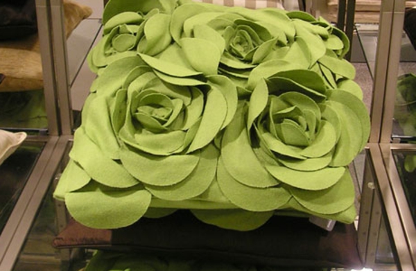tissus-avec-rose-motif-vert-oreiller-look intéressant