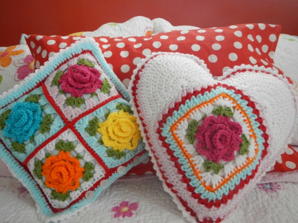 tissu-avec-rose-motif-oreiller-dans-divers-formes-tricoté