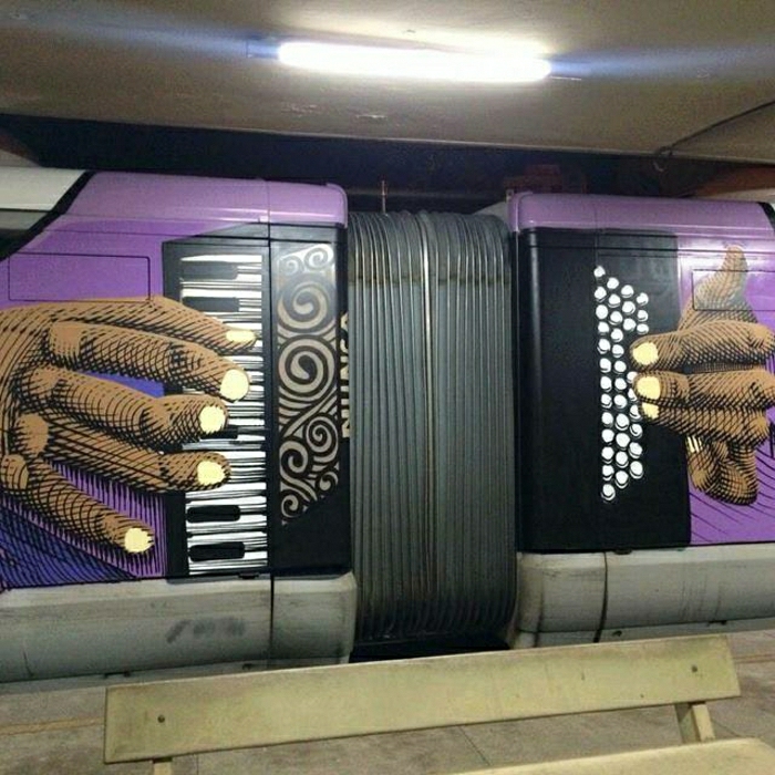 مسرحية شارع الفن على الجدران مترو الأكورديون