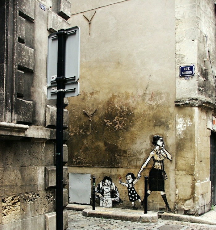 calle-arte pintada de la plantilla de madre a hijo hombre mayor mendigo