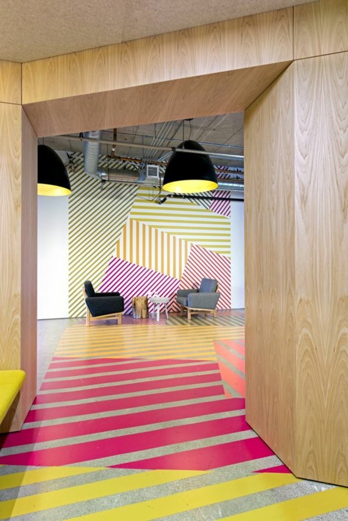 λωρίδα-διαγραφή-vielfaerbige-τοίχο σχεδιασμού πολύχρωμο-σαλόνι-καρέκλα-μαύρο-γκρι καρέκλα Round-ξύλο επιτραπέζια έμμεσο φωτισμό