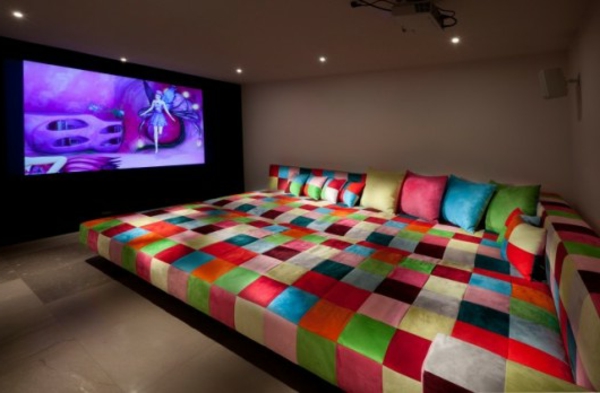 lit extravagant home cinéma stressant beaucoup de coussins colorés
