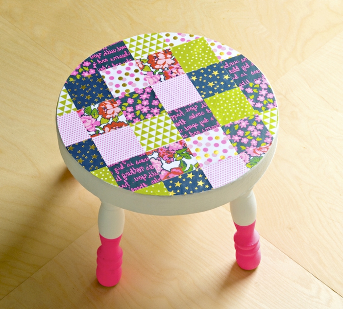Tuoli, jossa vihreät, vaaleanpunaiset ja violetit lautasliinat