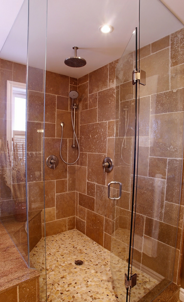 超凉爽的瓷砖淋浴 - 地板上铺有马赛克瓷砖