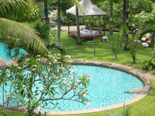 super-enmarcado-piscina-by-the-jardín