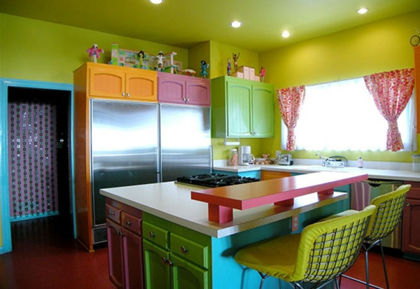 ιδέες χρωμάτων κουζίνας - πολύχρωμες αποχρώσεις μαγειρική νησί δύο μπαρ σκαμπό μικρές κουρτίνες