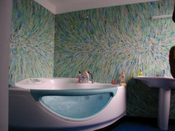 אמבט פינתי סופר שיק בחדר האמבטיה עם עיצוב הקיר המושך את העין