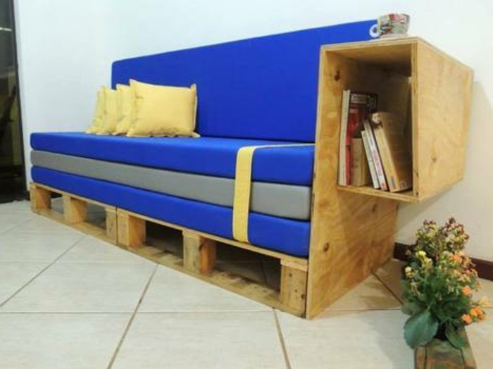 szuper nagy-design-kanapé-tól-euro raklap kék díszítéssel-a-hálószobában