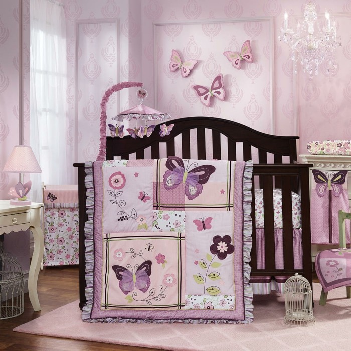 Super-iso-suunnittelu-of-puu-Cot-ruusuinen-seinät-in-babyroom