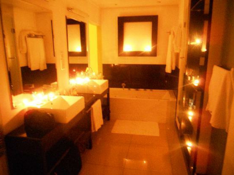 बाथरूम प्रकाश से सजाया-ठाठ-महान-विशेष रूप से गर्म रोमांटिक-दर-विशेष क्षणों