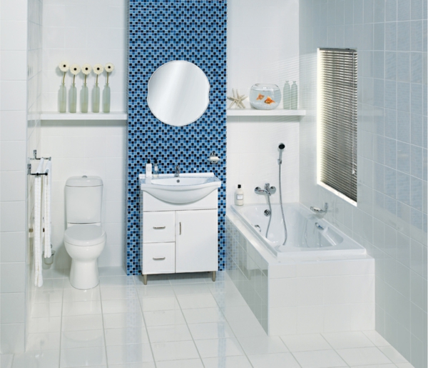 belle salle de bain - décoration de salle de bain intéressante avec de petits carreaux de mosaïque bleue
