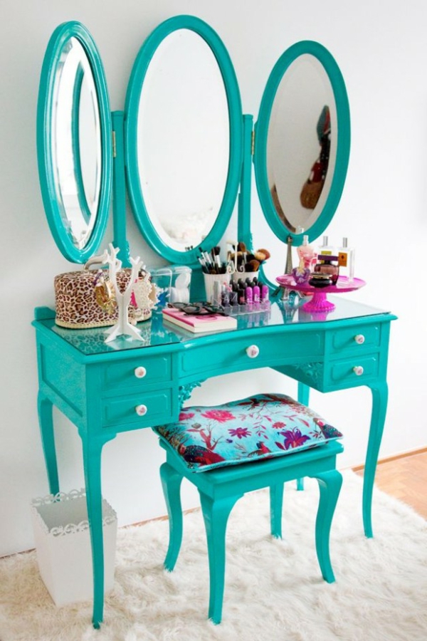 modèle de coiffeuse avec trois miroirs de forme ronde et de couleur turquoise