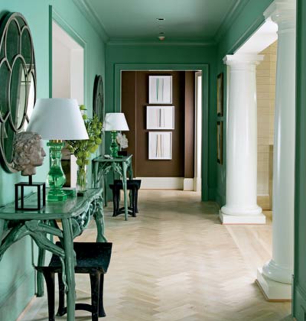 couleur turquoise dans le couloir - porte en brun