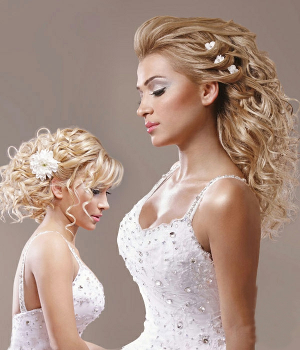 Vestido turco-cabello-rubio-cabello-hermoso en blanco