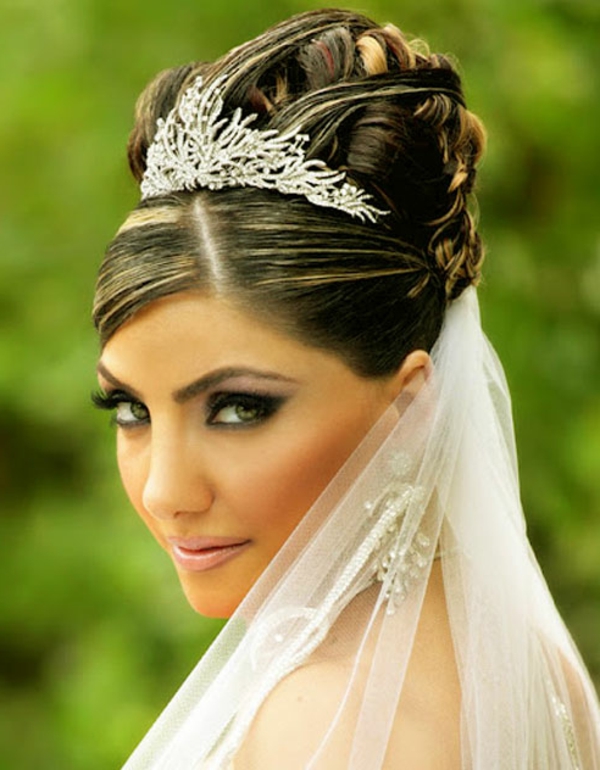 Peinado turco para la corona de la boda en la cabeza