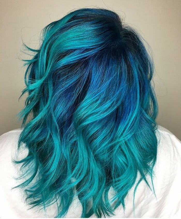 Цветна коса, различни нюанси на синьо - тъмно синьо и тюркоазено, прически за жени за привлекателен външен вид
