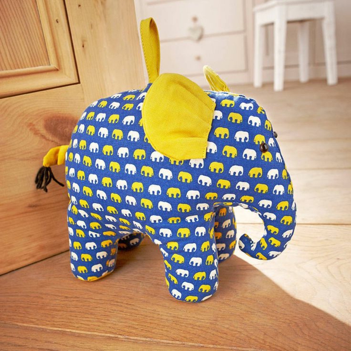 slon s malim motivima slona s žutim repom i ušima za teška vrata