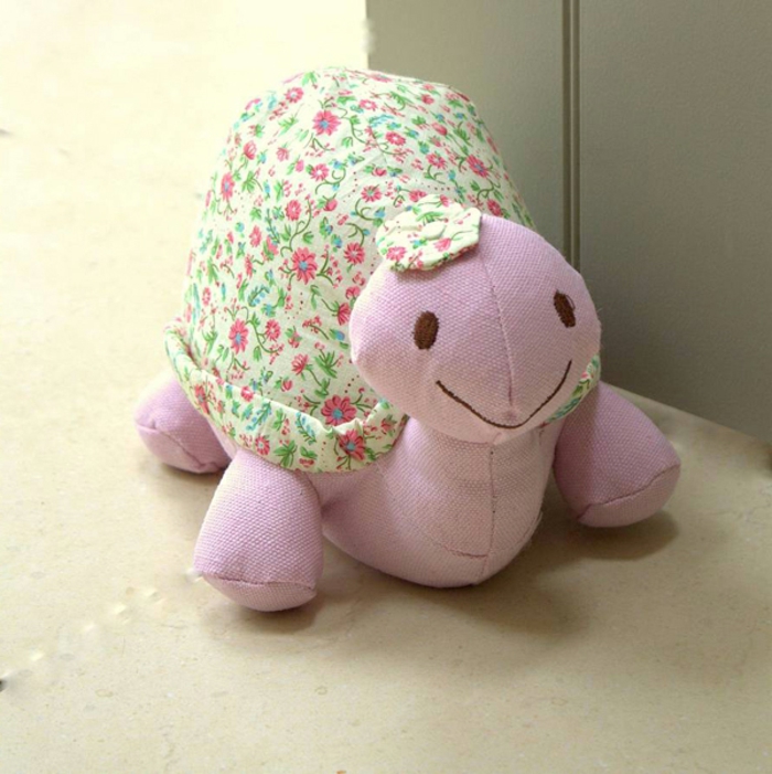 ružičasta kornjača sa šupljom na uzorcima cvijeća prilično slatka - vreća za vrata