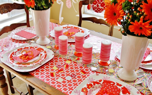 लाल टेबल सजावट-स्टाइलिश वर्गों सफेद फूलदान लाल मोमबत्तियों