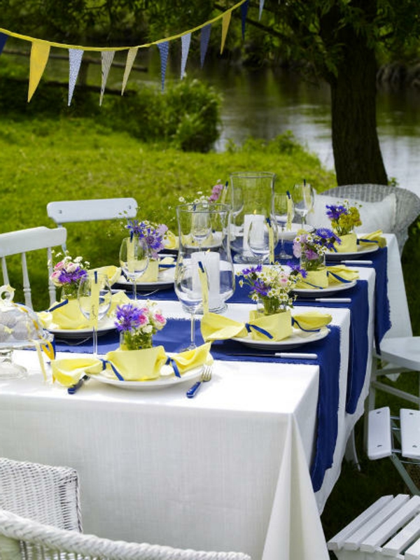 गर्मी-टेबल डेको-पौधे-नीले-बैंगनी पीले मोमबत्ती