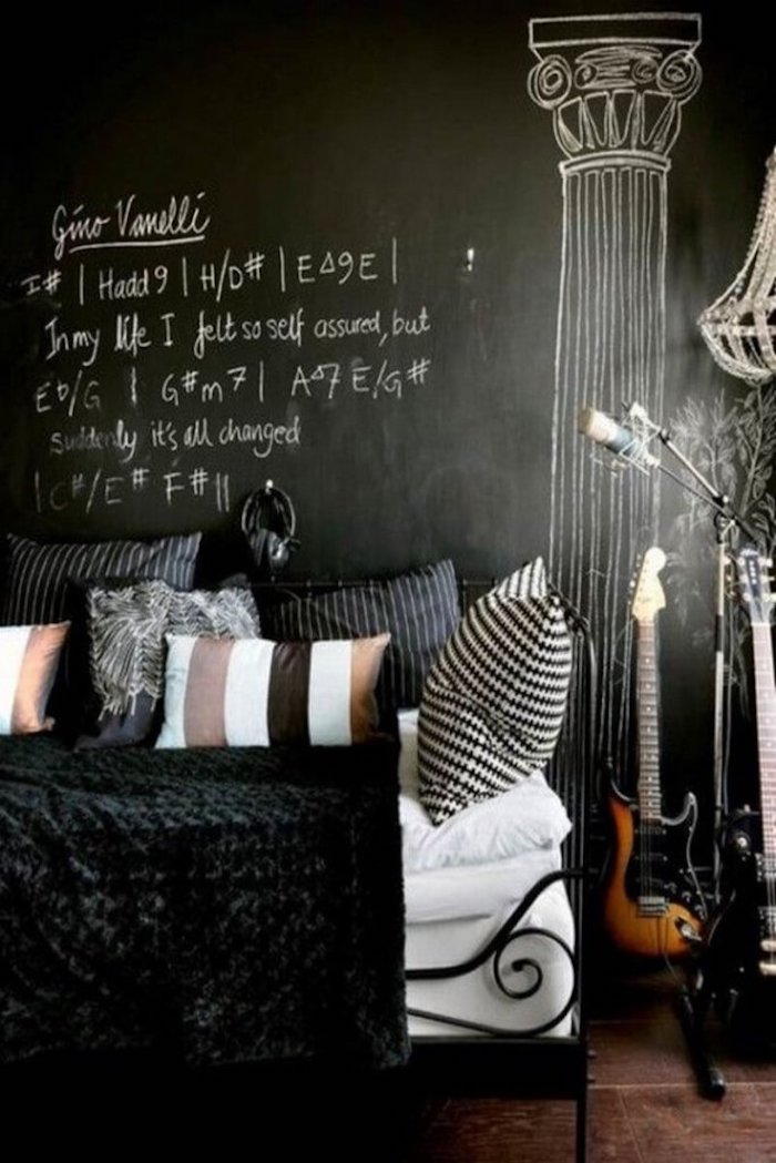 Идеи за цветовете в стената - спалня в черен цвят от музикант