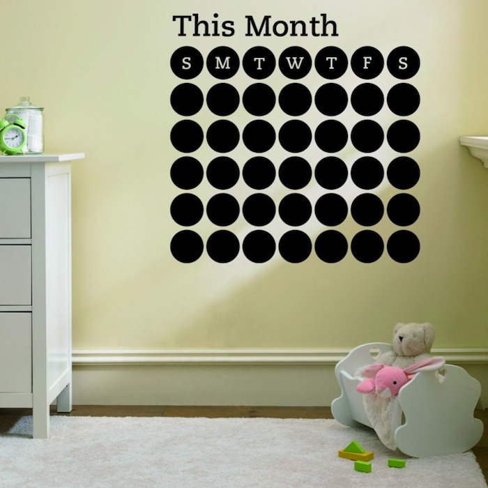 създайте календар на стената на самата детска градина, като използвате черна боя