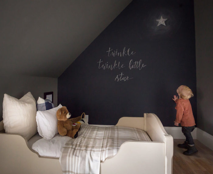 една сънна детска стая, стена в черна дъска с приказка за звездата