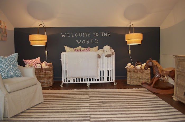 детска градина с табла върху стената над леглото на бебето