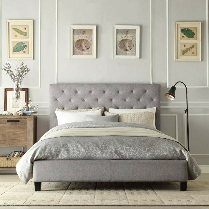 colcha de satén gris ornamentos dormitorio elegante lámpara de pie