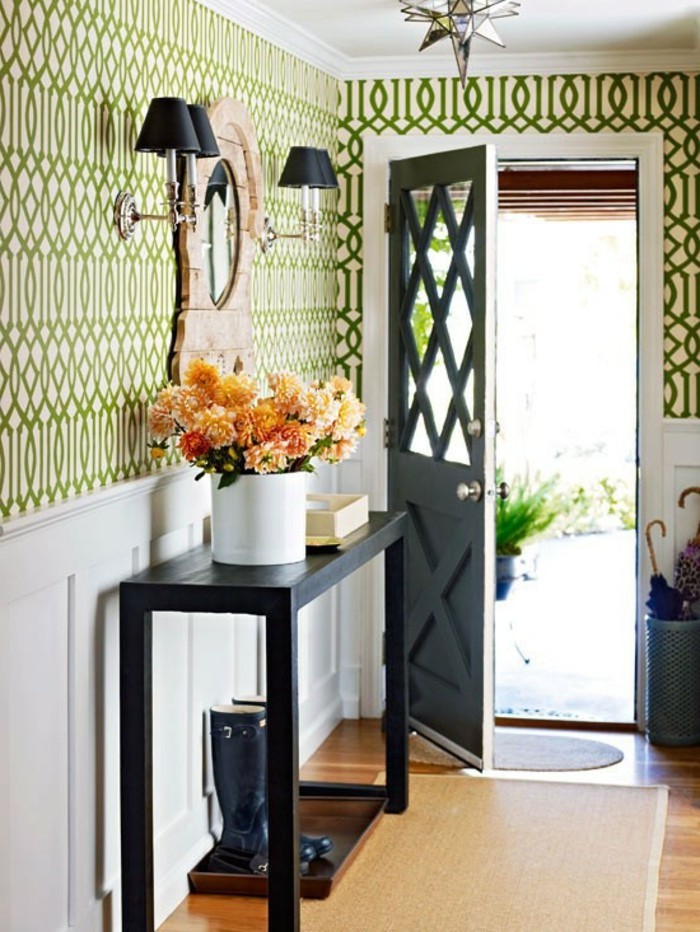 tapéta-for-a-folyosón-zöld-vonalak lekerekített-asztal-és-váza