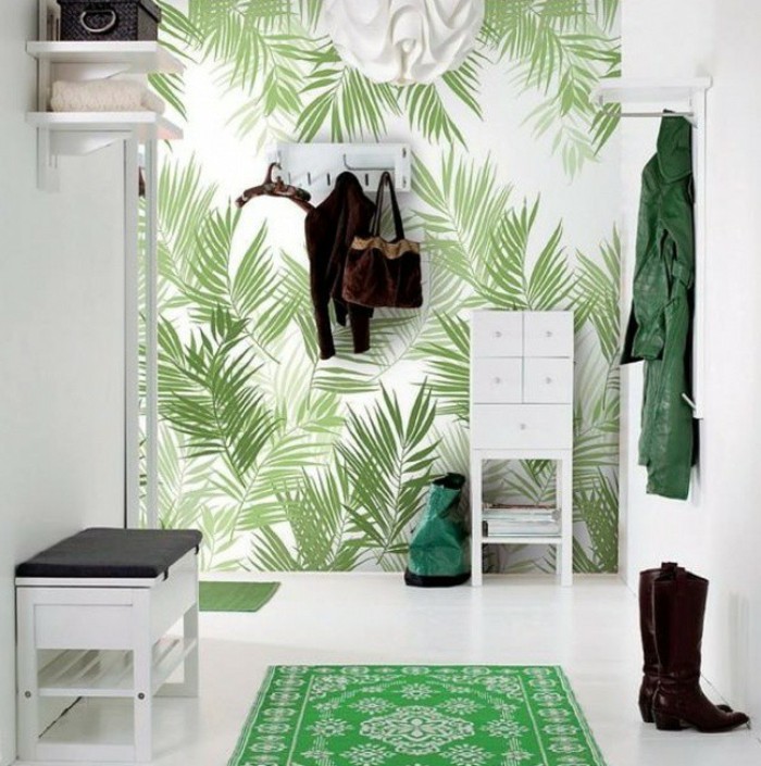 墙纸换了，走廊，与棕榈树叶