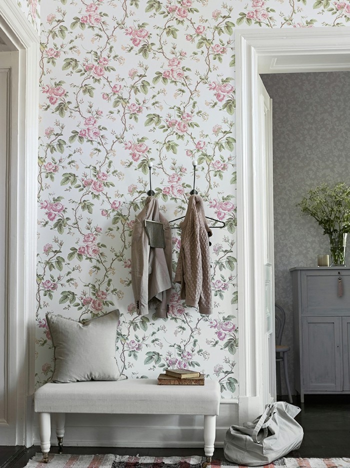 墙纸换了，走廊，粉红色的花朵和绿叶
