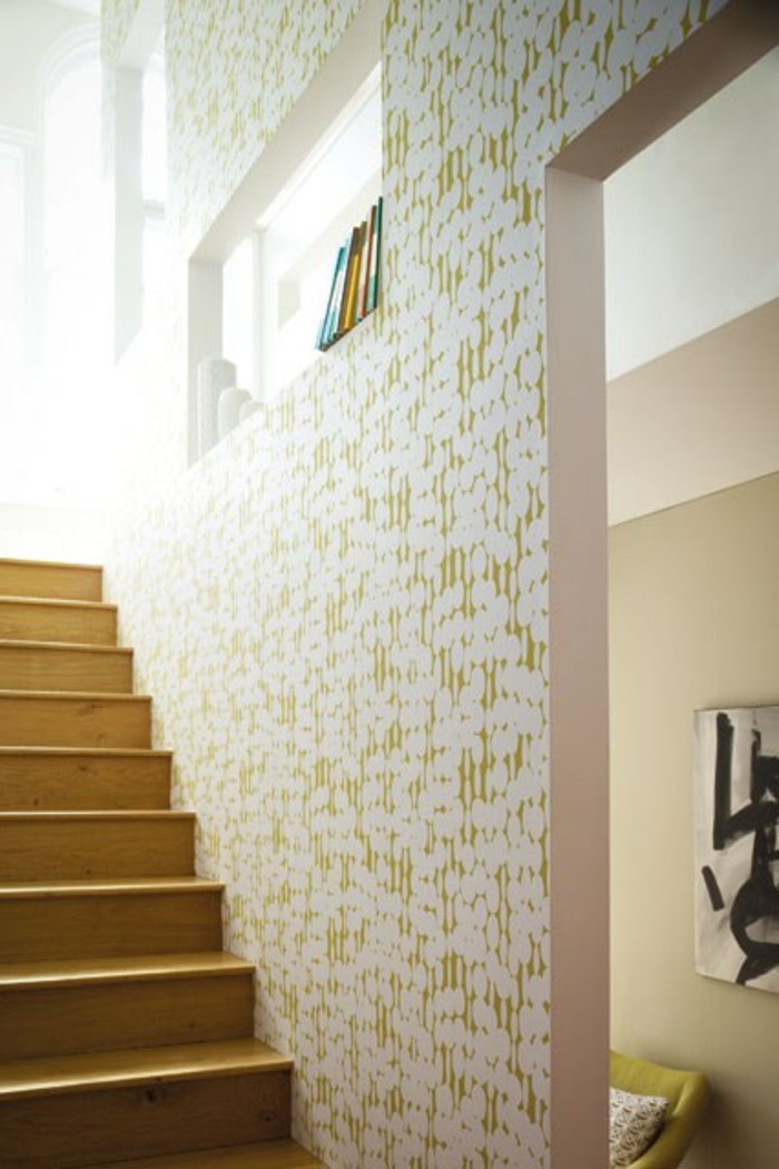 壁纸换走廊，有金色图案的最楼梯
