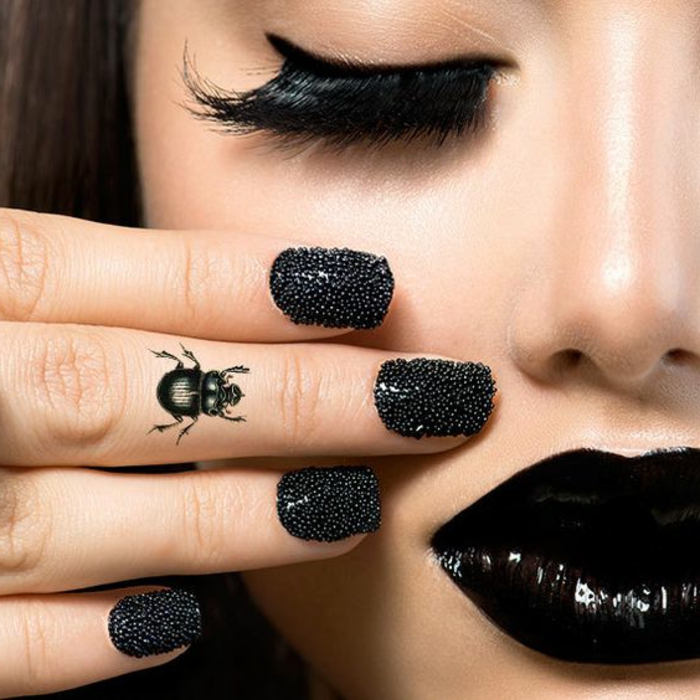 tatuointi motiiveja nainen deco sormilla kovakuoriainen kynsien muotoilu kivillä musta huulet silmäripset