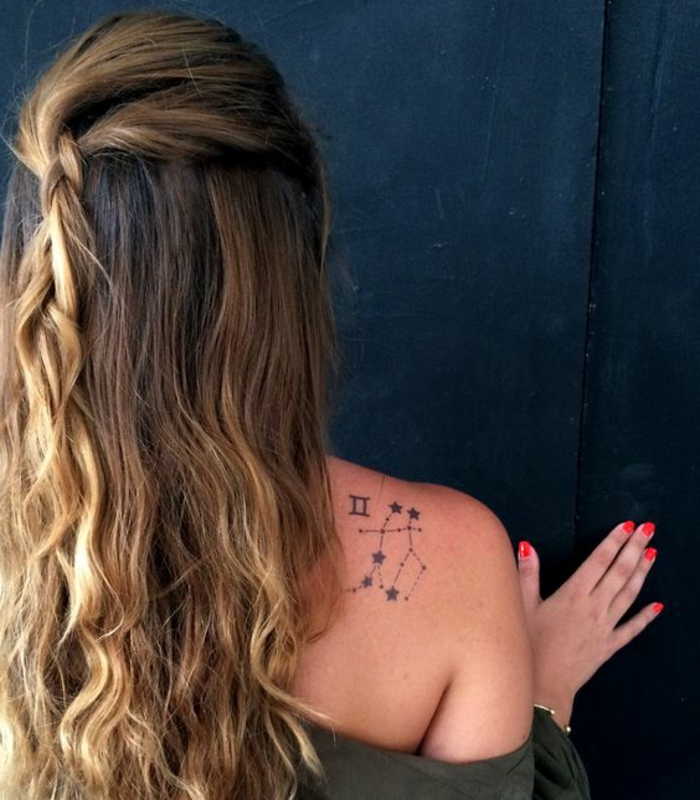 tetovaža motivi žene kovrčava kosa plavu pletenicu zodijak tetovaža na ramenu šarene nokte manikura