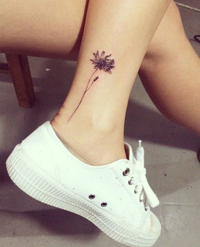 tatuaje en el tobillo, tatuaje de la pierna, flor pequeña, negro, motivos del tatuaje femenino