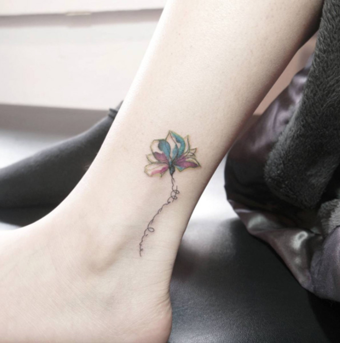 tatuaje en el tobillo, tatuaje de pierna para mujeres, flor pequeña, colorido, femenino