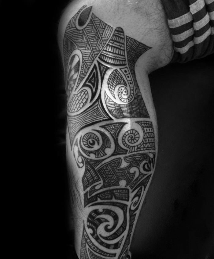 tatuaje en la pierna, diseño tribal, motivos polinesios, tatuaje para hombres