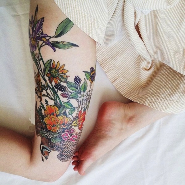 tatuaje en el muslo, tatuajes en las piernas, motivos florales, tatuajes femeninos