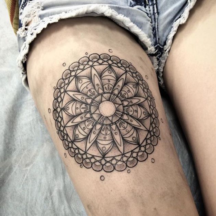 tatuaje en el muslo, mandala, motivos del tatuaje para las mujeres, tatuaje de la pierna