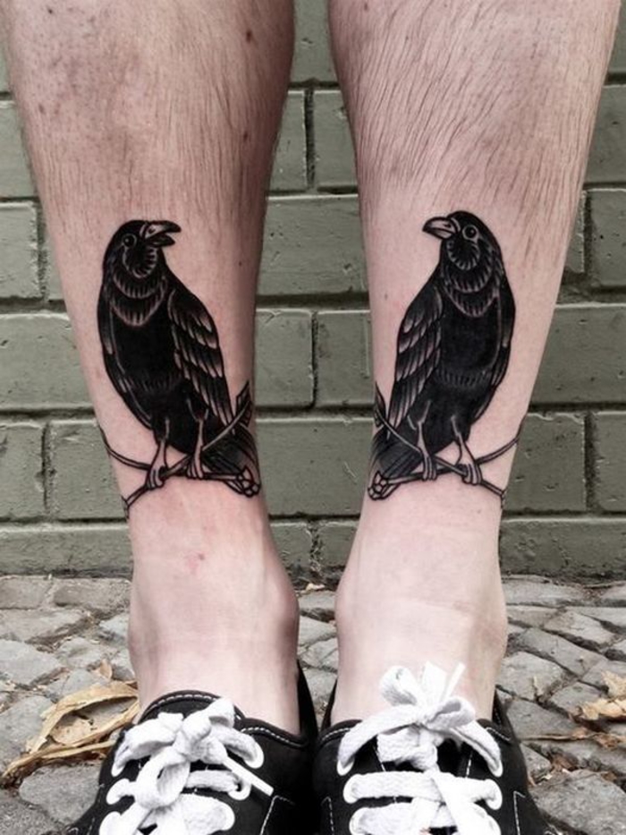 tatuaje en el tobillo, ideas de tatuajes para hombres, cuervos, motivos de tatuajes masculinos