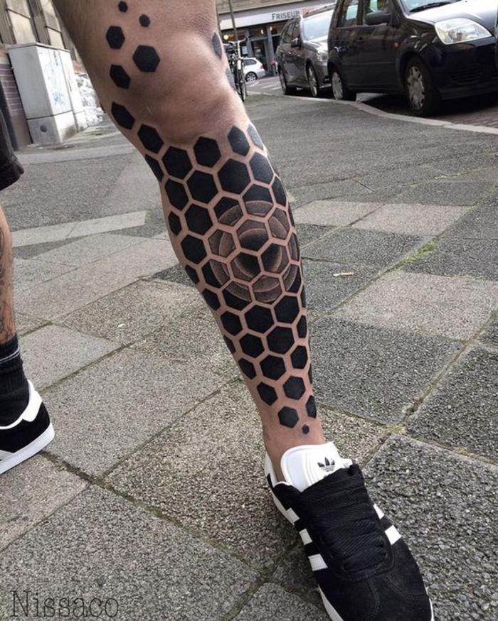 ideas de tatuaje para hombres, tatuaje en la pierna, figuras de seis lados