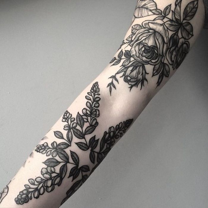 un tatuaje de mano con lavanda en el brazo y rosas en la parte superior del brazo - estilos de tatuaje
