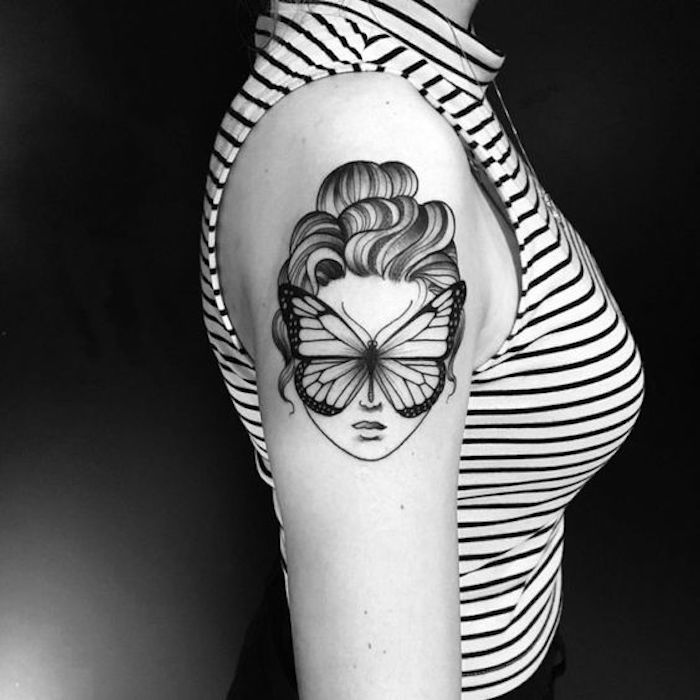 Mielenkiintoinen tatuointi kuten kuvio - kasvot naisen kanssa perhonen eikä silmän tatuointi tyylejä