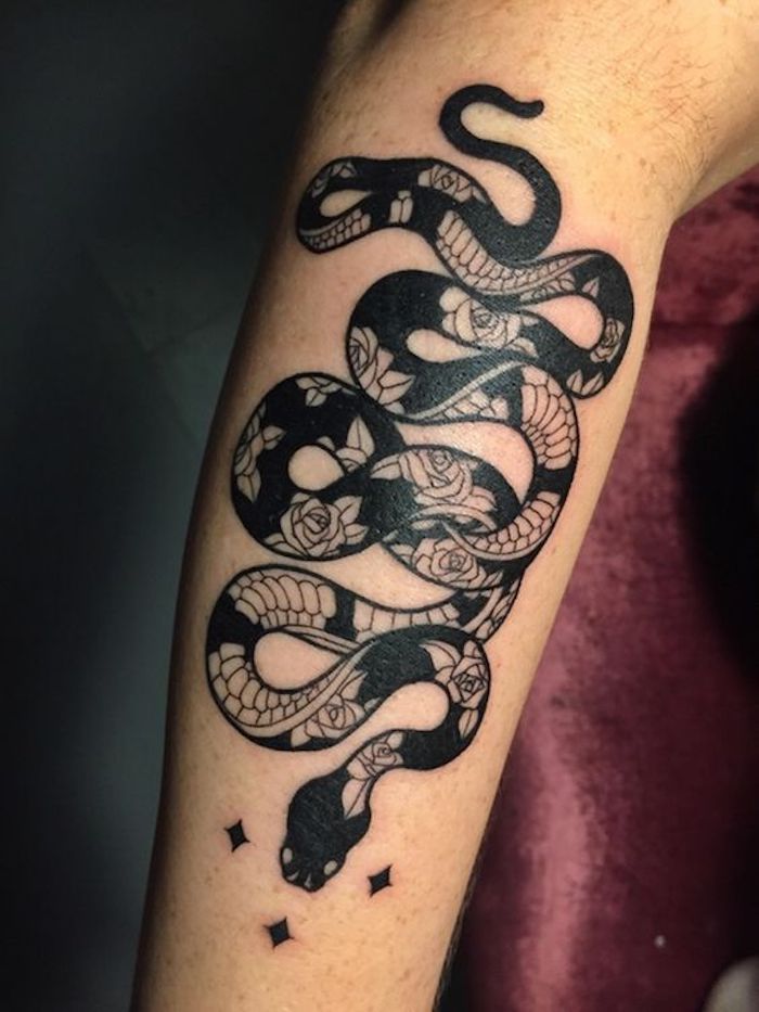 Estilos de tatuaje una larga serpiente negra con motivos de rosas a lo largo del cuerpo a lo largo del brazo