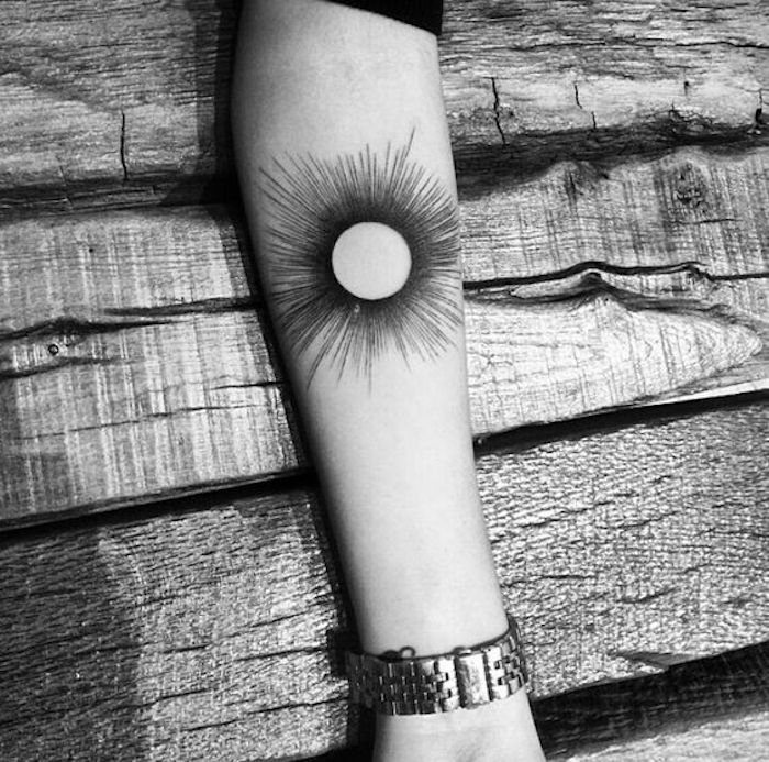 Tatuaje geométrico como un sol con muchos rayos en su brazo - estilos de tatuaje