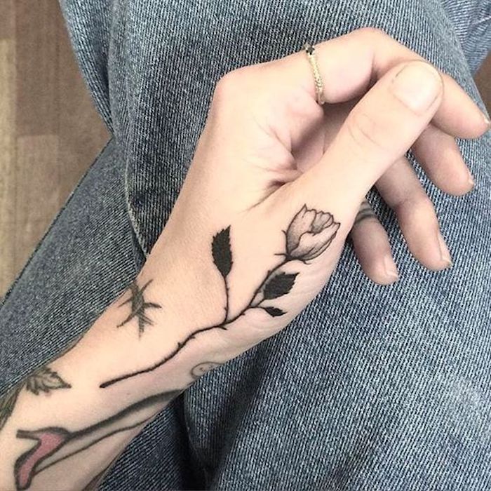 tatuointi naisille - kaunis ruusu, jossa piikit ovat hyvin pieniä ranteessa - tatuointityylejä