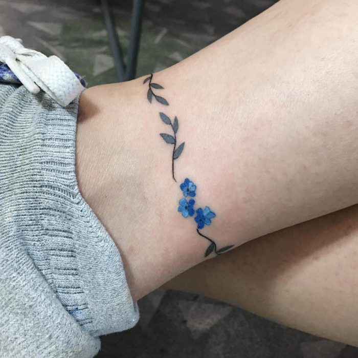tatuaje en el tobillo, nomeolvides, flores, tatuajes en las piernas, tatuajes femeninos