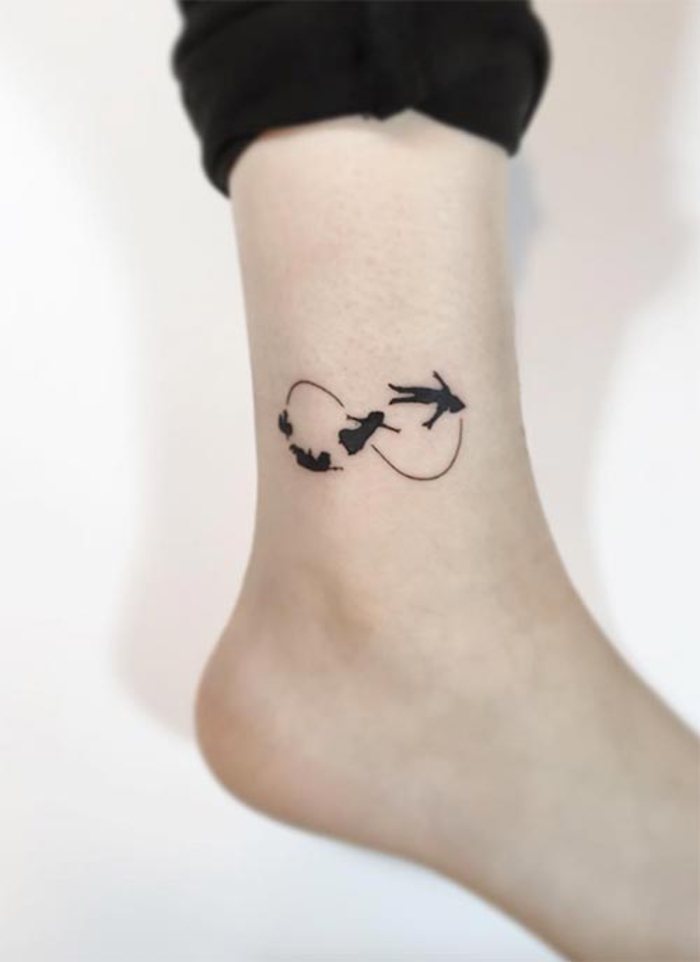 tatuaje en el tobillo, tatuaje de la pierna, signo del infinito, peter pan, motivos del tatuaje para las mujeres
