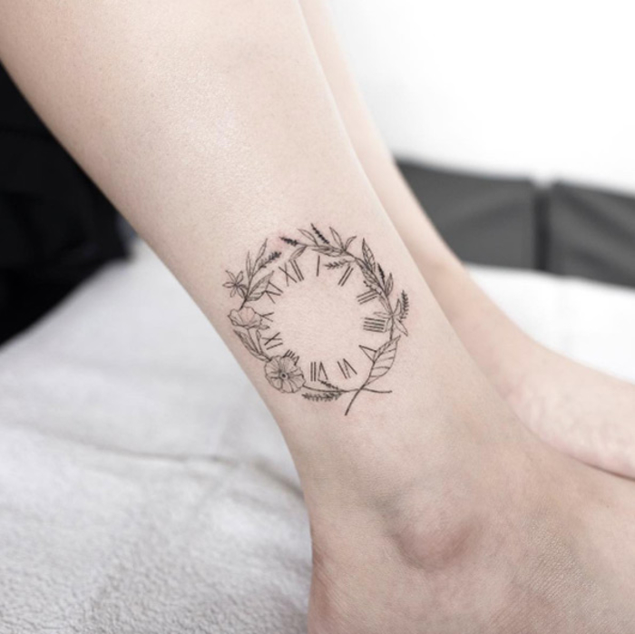 tatuaje en el tobillo, tatuaje en la pierna, reloj con flores, motivos de tatuajes femeninos